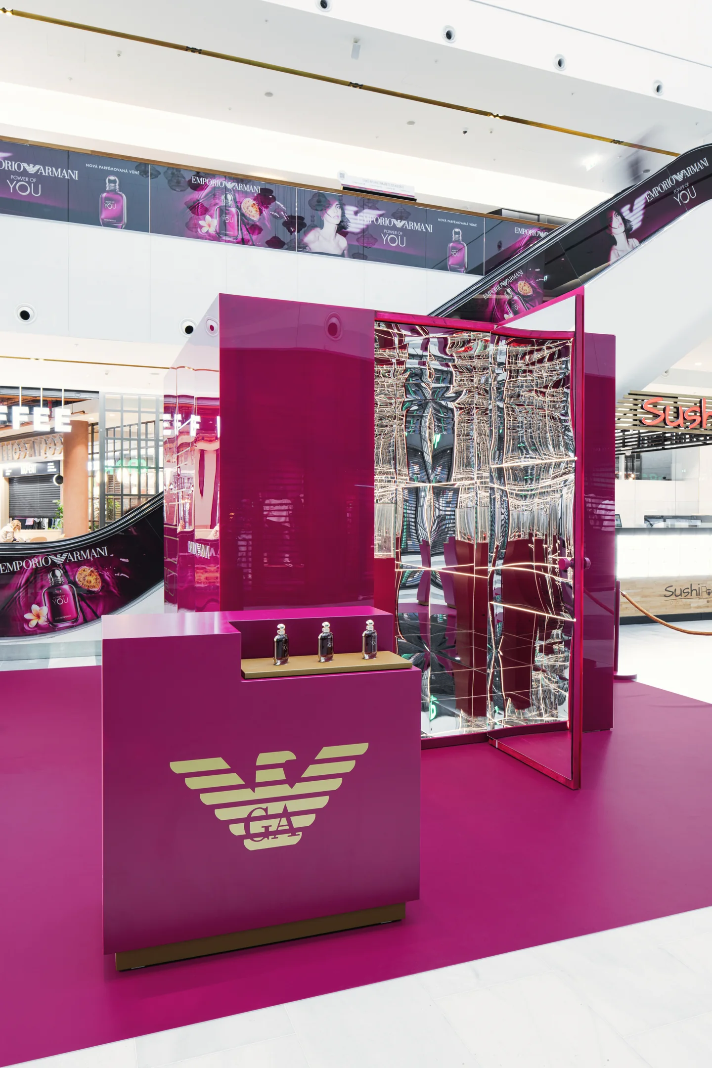 Zrcadlová instalace Emporio Armani — fotografie 2
