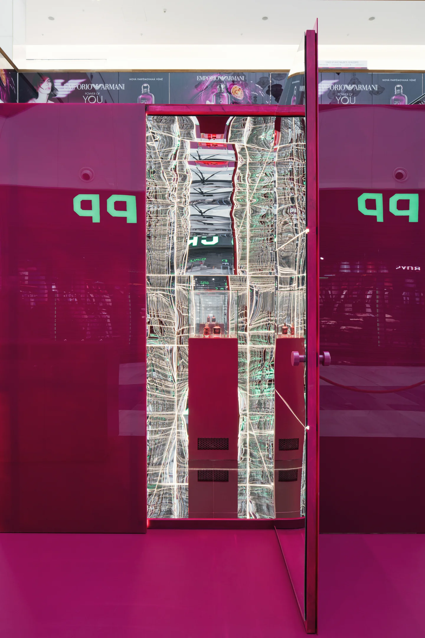 Zrcadlová instalace Emporio Armani — fotografie 3