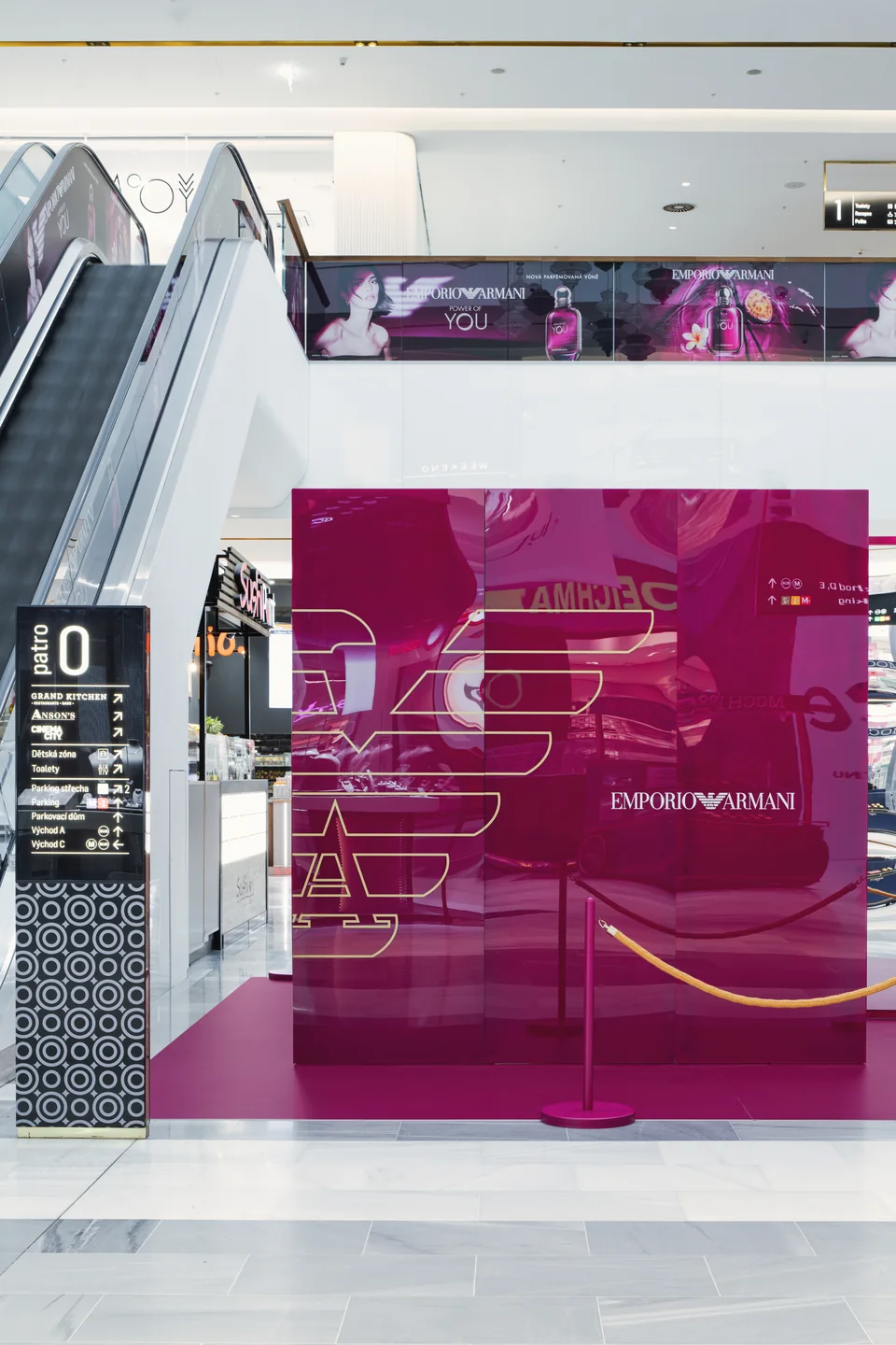 Zrcadlová instalace Emporio Armani — fotografie 5