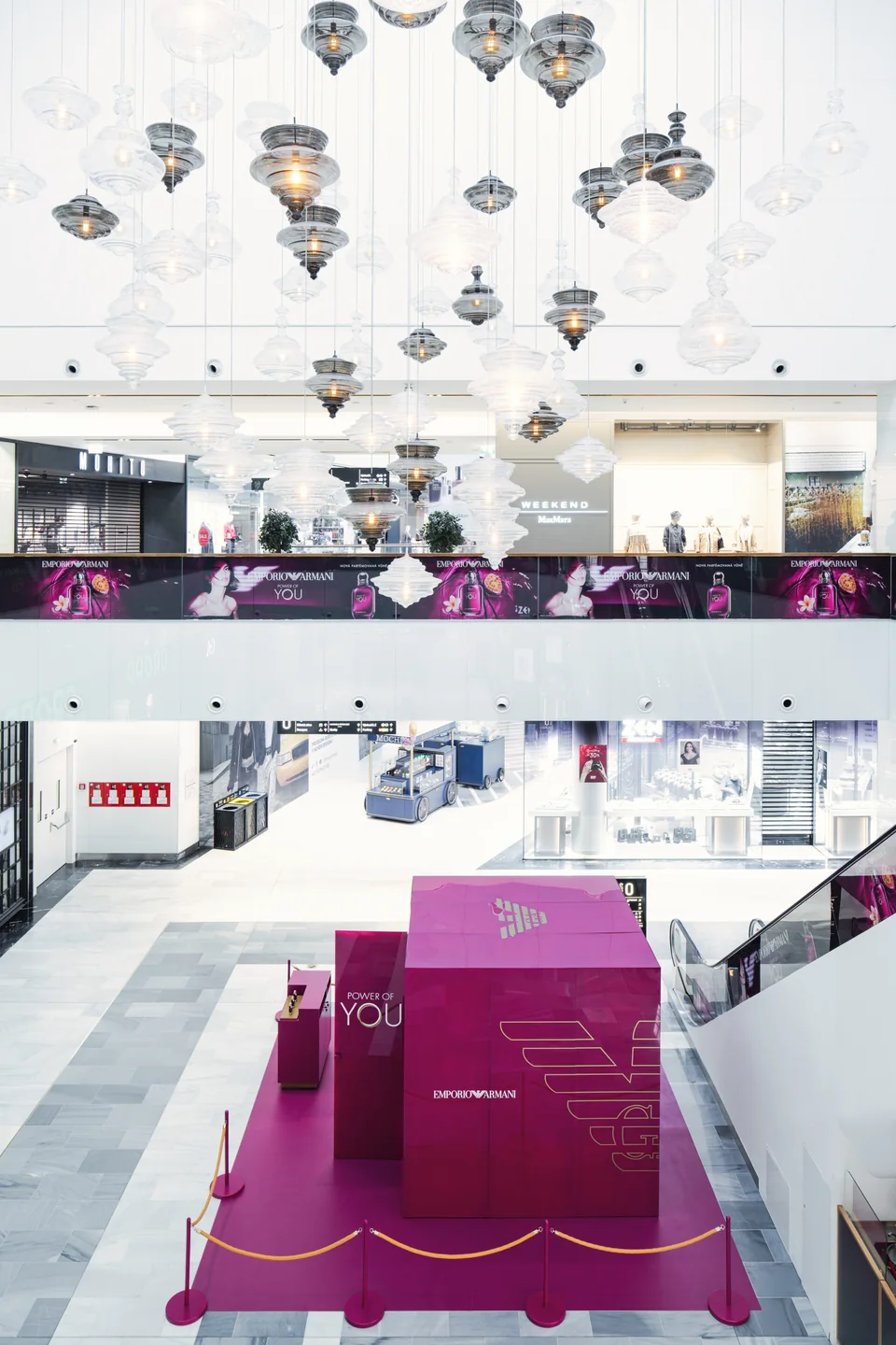 Zrcadlová instalace Emporio Armani — fotografie 7
